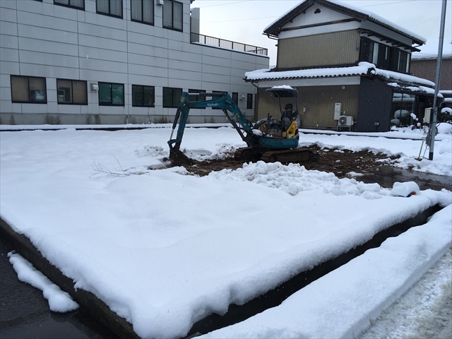 雪かきして現場始動！